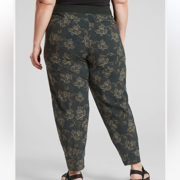 Athleta Trekkie North Printed Terra Firma Olive Jogger - Picture 7 of 8